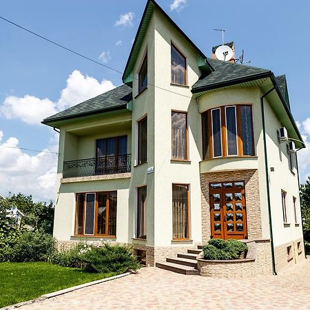 Sweet Home Hostel / Guest House Černivci Esterno foto
