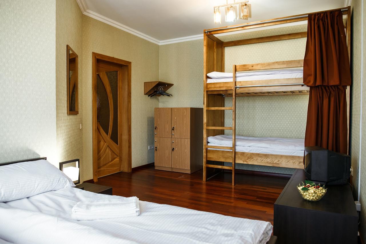 Sweet Home Hostel / Guest House Černivci Esterno foto