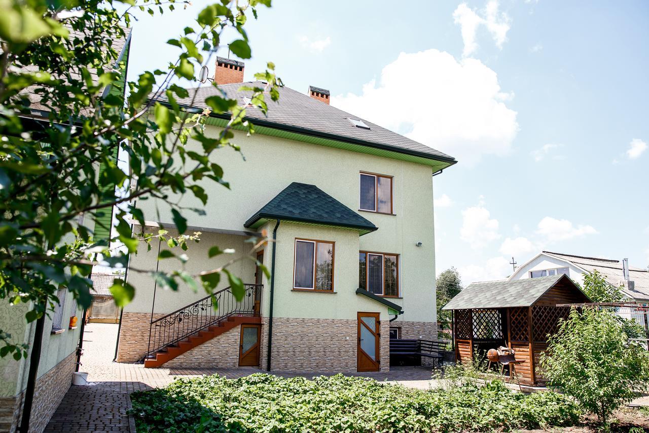 Sweet Home Hostel / Guest House Černivci Esterno foto