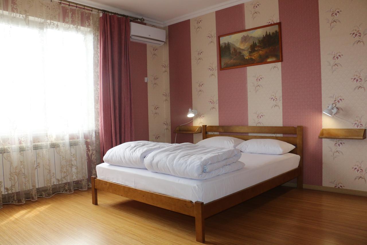 Sweet Home Hostel / Guest House Černivci Esterno foto