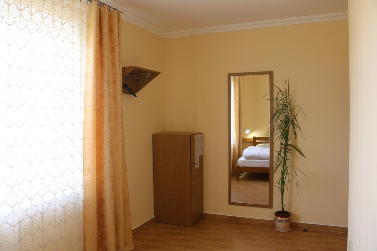 Sweet Home Hostel / Guest House Černivci Esterno foto