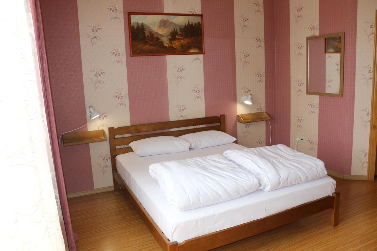 Sweet Home Hostel / Guest House Černivci Esterno foto