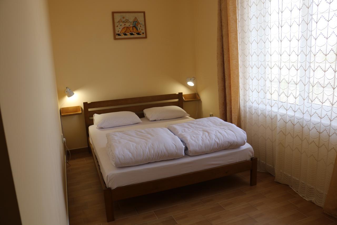 Sweet Home Hostel / Guest House Černivci Esterno foto
