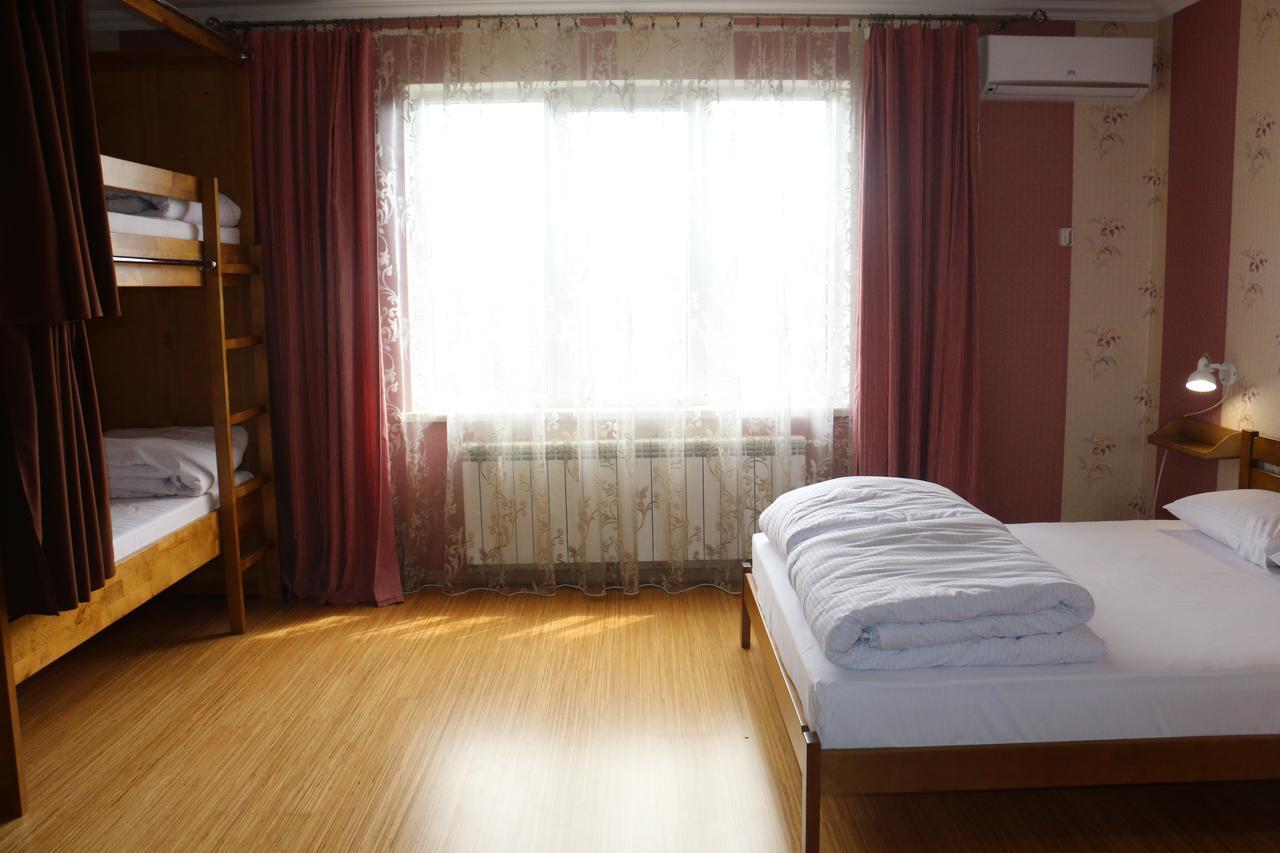 Sweet Home Hostel / Guest House Černivci Esterno foto