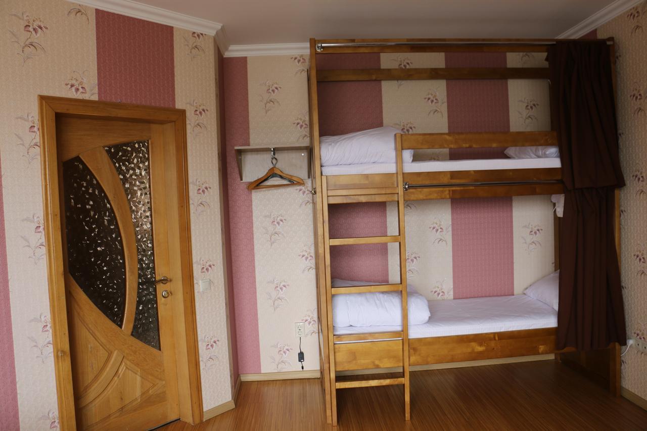 Sweet Home Hostel / Guest House Černivci Esterno foto